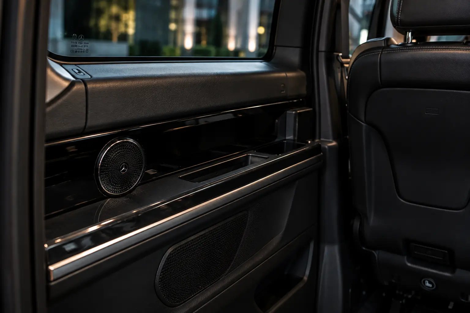 Detail dveřního obložení a prémiového ozvučení v interiéru V-Class